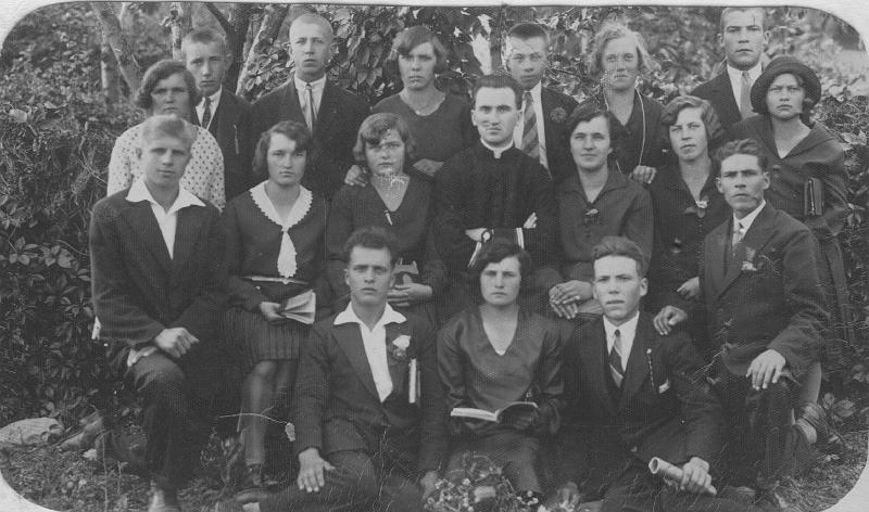parafia polskokatolicka 1_03.jpg - Rok 1930. Ks. Witold Biernacki w otoczeniu młodzieży